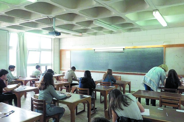 Reabertura de aulas presenciais é 'precoce e imprudente', dizem professores