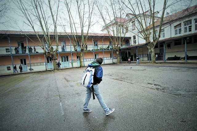 Fecho de escolas por prevenção não é consensual entre países