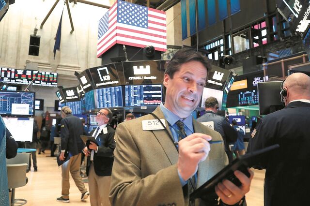 Dúvidas com estímulos travam ganhos e Wall Street fecha primeiro mês no vermelho desde março   