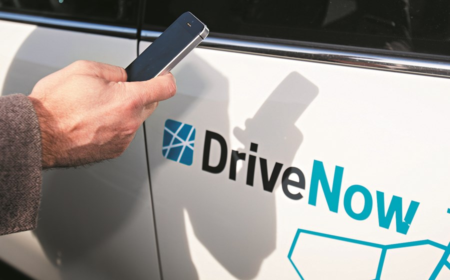 A DriveNow tinha anunciado que em fevereiro passaria a chamar-se Share Now com a fusão das empresas de mobilidade dos grupos BMW e Daimler.