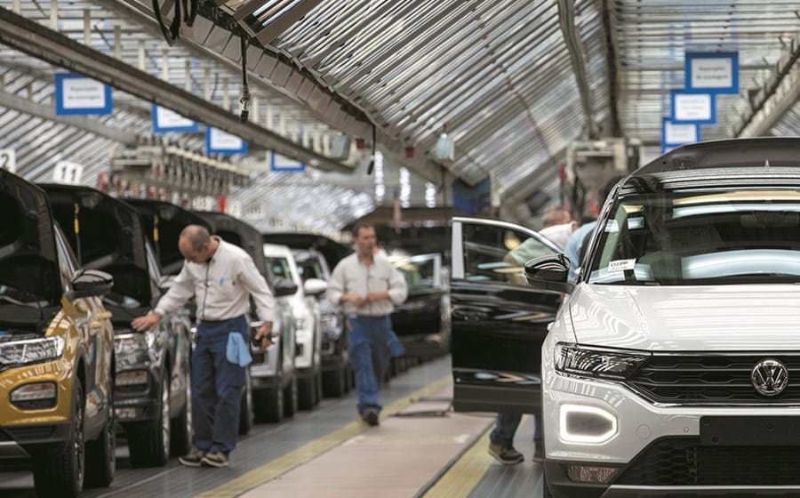 A Autoeuropa, a maior fábrica automóvel de Portugal, suspendeu a produção até 29 de março.