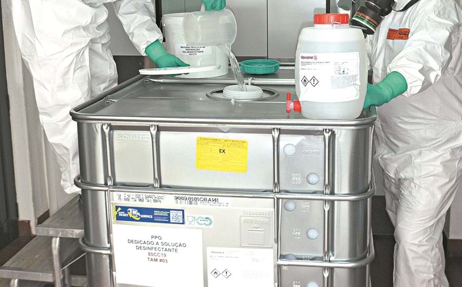 Dois operadores da farmacêutica Hovione prepararam o gel desinfetante na fábrica de Loures.