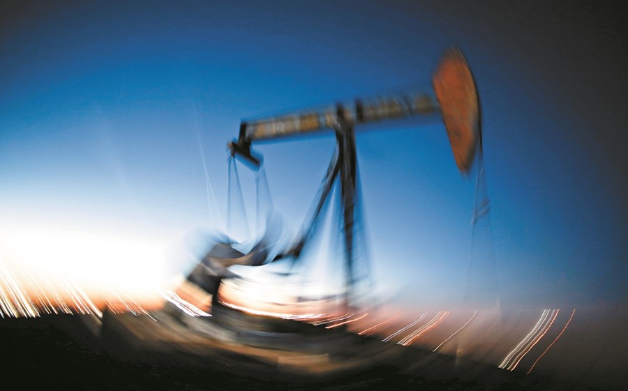 As cotações do petróleo estão em mínimos de 2002, arrastadas pela quebra da  oferta devido ao surto da covid-19.