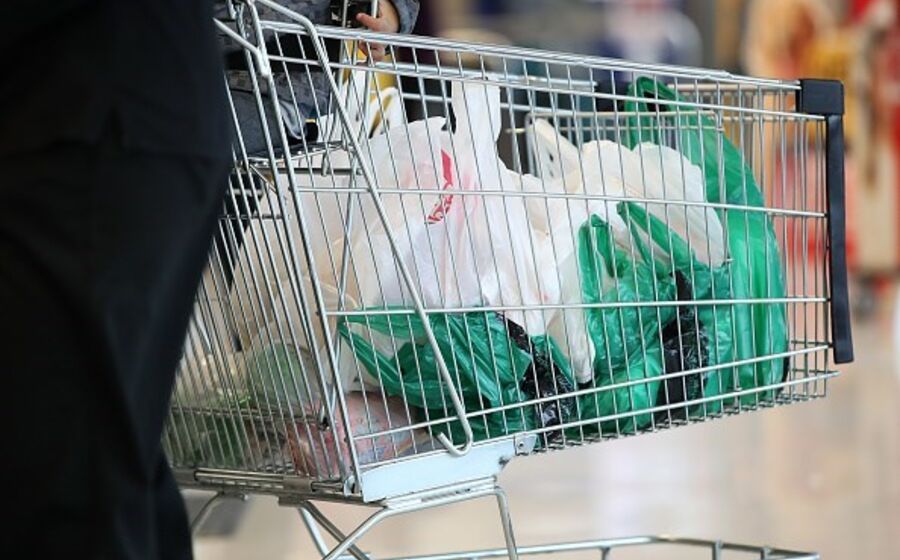 Grandes superfícies de supermercados irão cancelar a venda dos sacos plásticos descartáveis até ao final do ano