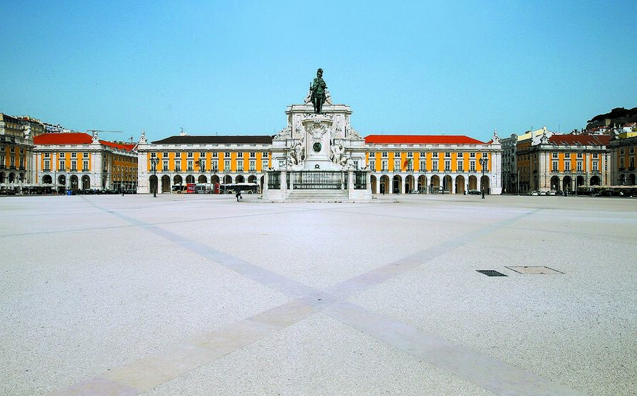 lisboa praça do comercio vazia terreiro do paço