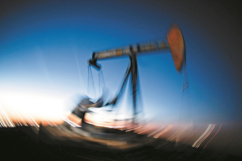 As cotações do petróleo estão em mínimos de 2002, arrastadas pela quebra da  oferta devido ao surto da covid-19.