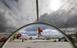 Um aeroporto apinhado onde agora repousa um exército de aviões da TAP