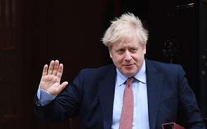 Covid-19: Boris Johnson pede 'paciência' e mantém confinamento para evitar segunda vaga 