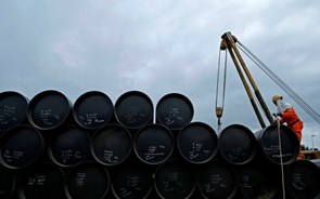 Petróleo cai com possibilidade de acordo iraniano e fracas perspetivas para a procura