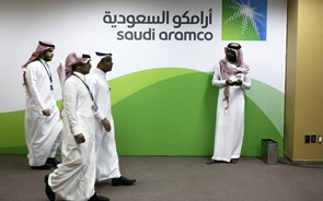 Saudi Aramco quer angariar mais 20 mil milhões de dólares em bolsa. Já chamou bancos