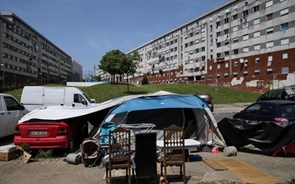Famílias vivem acampadas na rua à espera de casas em Lisboa