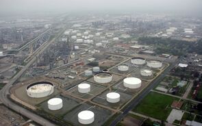 Aumento inesperado de stocks nos EUA penaliza petróleo