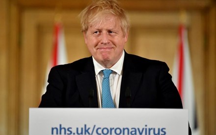 Boris Johnson admitido no hospital com sintomas persistentes de coronavírus