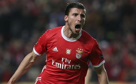 Benfica anuncia venda de Rúben Dias por 68 milhões e compra de Otamendi