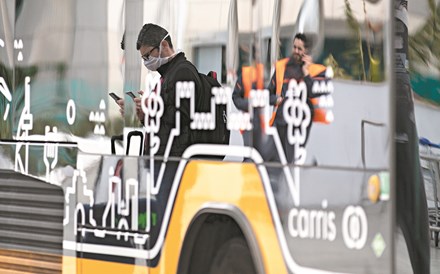 Máscaras obrigatórias nas escolas, nos transportes, e no comércio