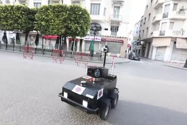 Robô da polícia tunisina vigia quarentena