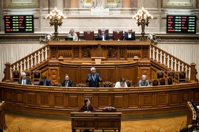 Costa quer abrir creches, pequeno comércio e cabeleireiros em maio