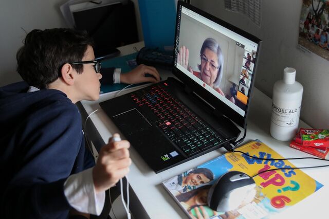 Governo garante que computadores chegam às escolas no segundo período
