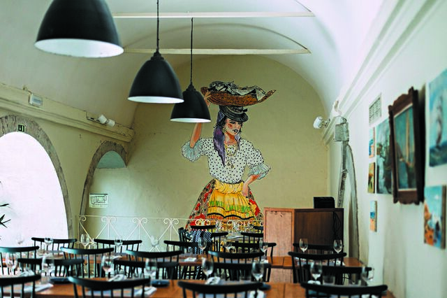 Como vai ser ir aos restaurantes: nova era da comida embalada e da mesa para dois
