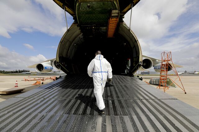 Um aeroporto apinhado onde agora repousa um exército de aviões da TAP