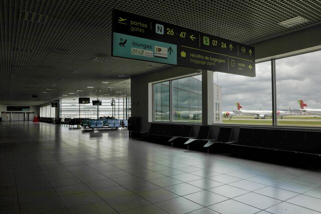 Aeroportos vazios, portos a trabalhar