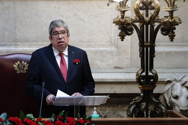 Ferro Rodrigues empossa comissão de revisão constitucional por três meses
