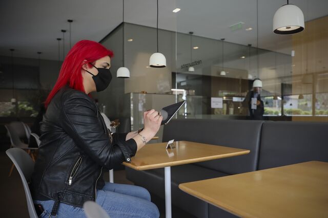 Restaurantes podem voltar a ter capacidade máxima se tiverem divisórias entre mesas