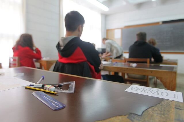 Ministério encurta prazos de contratação de professores para tentar garantir aulas a 18 de maio