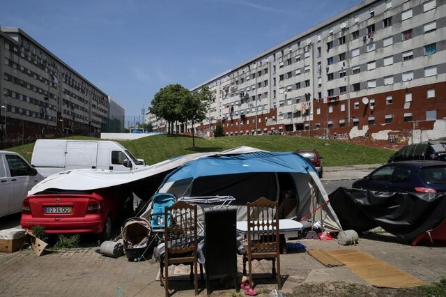 Famílias vivem acampadas na rua à espera de casas em Lisboa