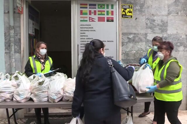 Sem emprego imigrantes dependem de associações para comer