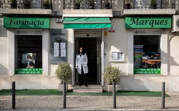 Clara Infante - Farmácia Marques, na Estrada de Benfica.
