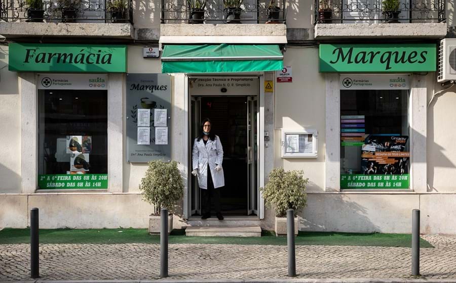 Clara Infante - Farmácia Marques, na Estrada de Benfica. 