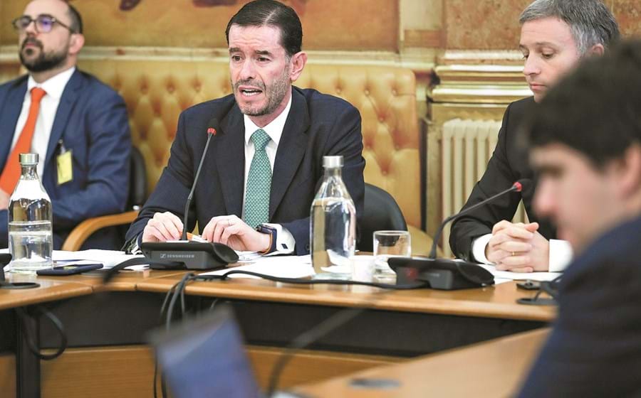 Miguel Frasquilho disse no Parlamento que a TAP espera retomar voos para Paris, Londres e Porto em maio.