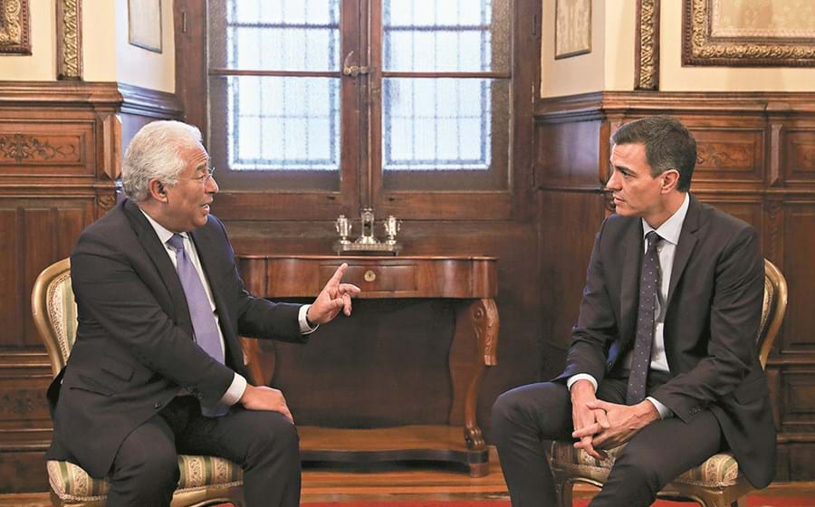 António Costa têm visto a sua taxa de aprovação subir, ao contrário do que sucedeu com Pedro Sánchez.