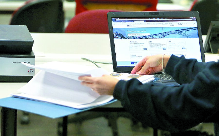 contribuintes reembolsos IRS fisco 