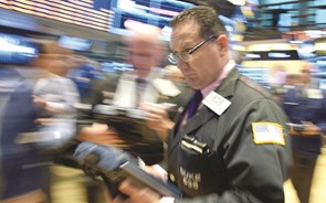 Sessão volátil em Wall Street termina positiva mas semana foi de queda