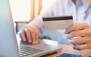 Valor das operações pagas com cartão caiu 10% em janeiro em Portugal