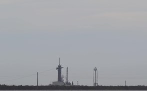 Mau tempo adia para sábado primeiro voo tripulado da SpaceX
