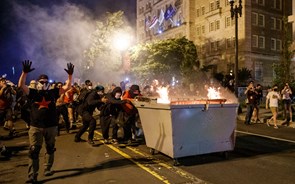 Confrontos entre manifestantes e polícias abalam cidades dos EUA