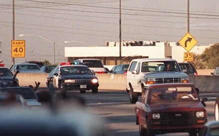 Polícia persegue OJ Simpson num Ford Bronco em Los Angeles, em junho de 1994