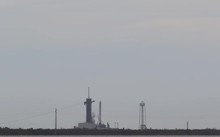 Mau tempo adia para sábado primeiro voo tripulado da SpaceX