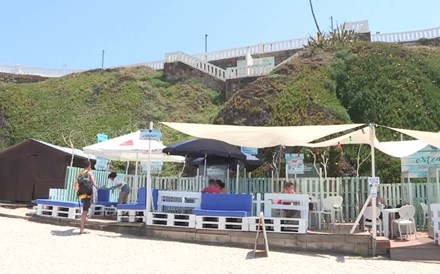 Bar de praia em Santa Cruz separa mesas da esplanada com vidros acrílicos para reforçar proteção