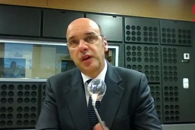 Siza Vieira quer têxtil e vestuário a produzir máscaras para a UE e os EUA