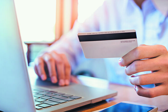 Valor das operações pagas com cartão caiu 10% em janeiro em Portugal