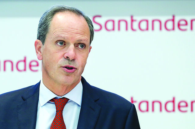 Santander lança planos de rescisão de trabalhadores e volta a dar dividendos este ano