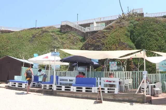 Bar de praia em Santa Cruz separa mesas da esplanada com vidros acrílicos para reforçar proteção