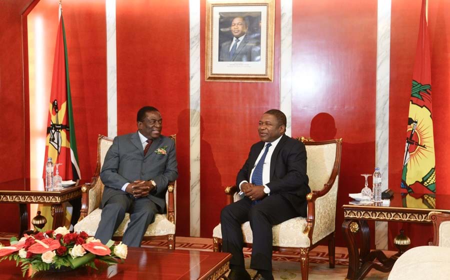 Os Presidentes do Zimbabué e de Moçambique, Emmerson Mnangagwa e Filipe Nyusi.