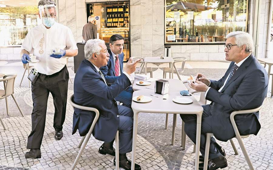 No primeiro dia da reabertura da restauração, o primeiro-ministro incentivou os cidadãos a consumir, tomando o pequeno-almoço numa esplanada.