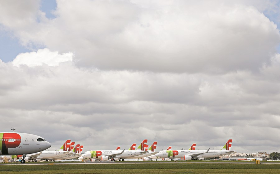 A TAP, que tem mais de 100 aviões, tem a sua atividade praticamente parada devido à pandemia da covid-19.