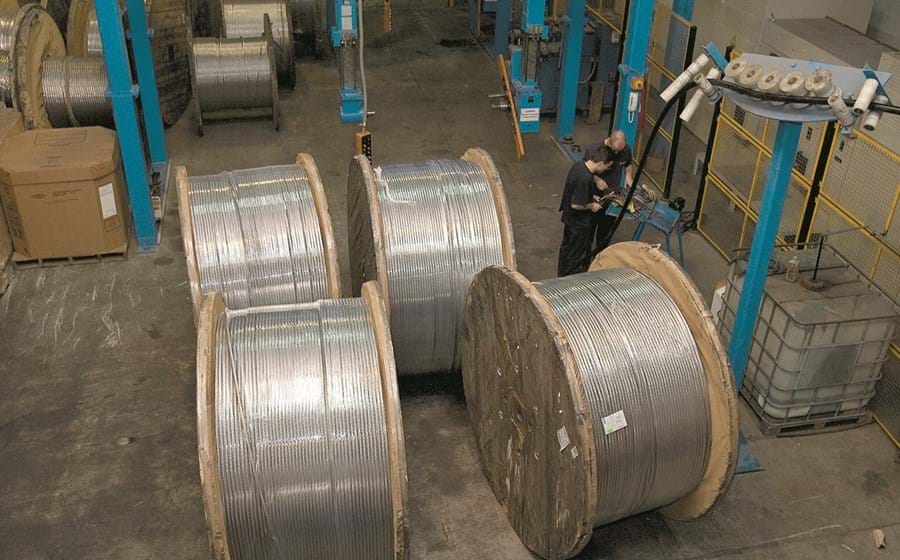 A Cabelte tem fábricas em Gaia e em Famalicão, emprega 521 pessoas e é a maior produtora portuguesa de cabos elétricos e telefónicos.